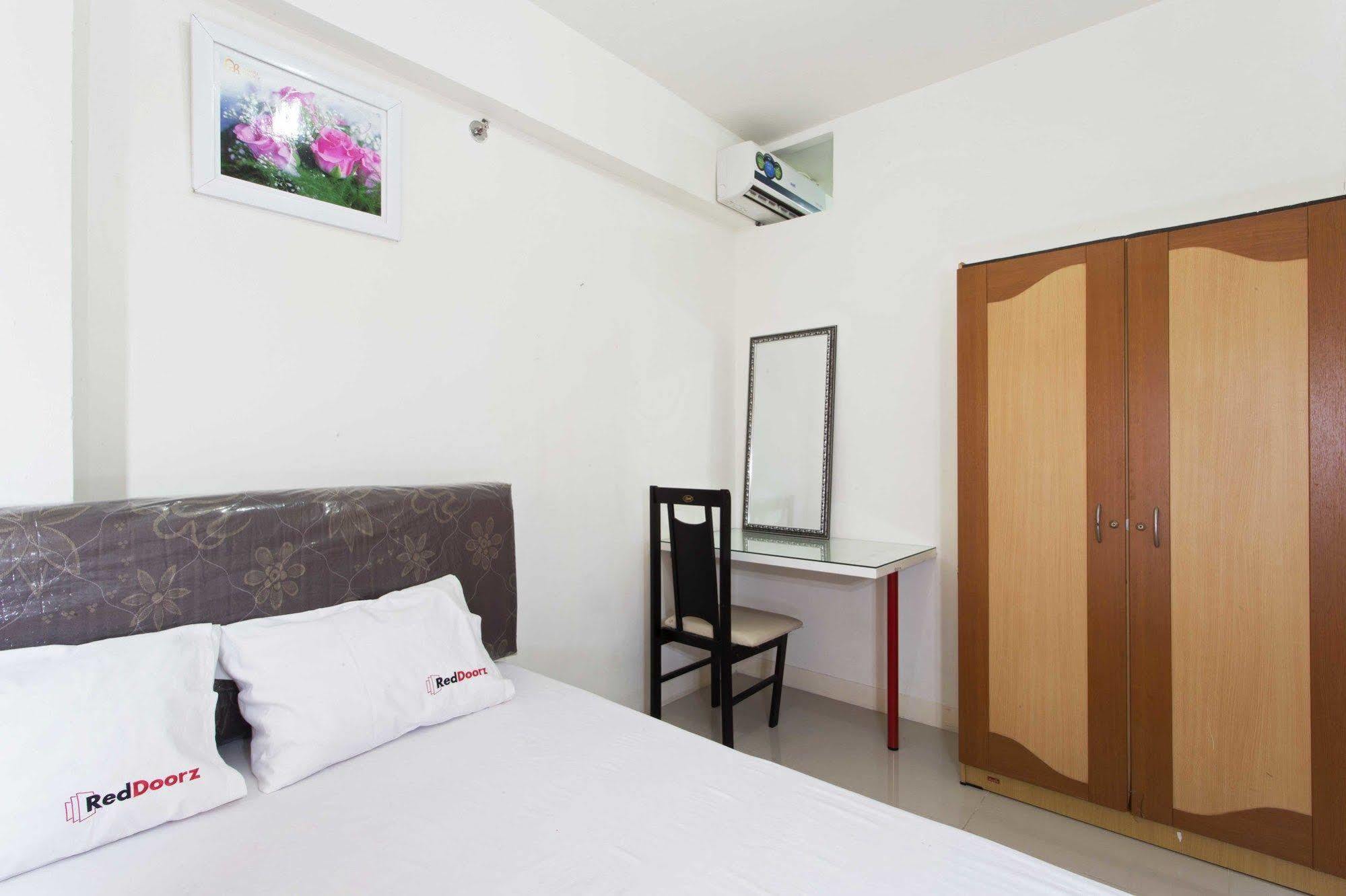 Reddoorz Apartment @ Green Pramuka Jakarta Eksteriør bilde