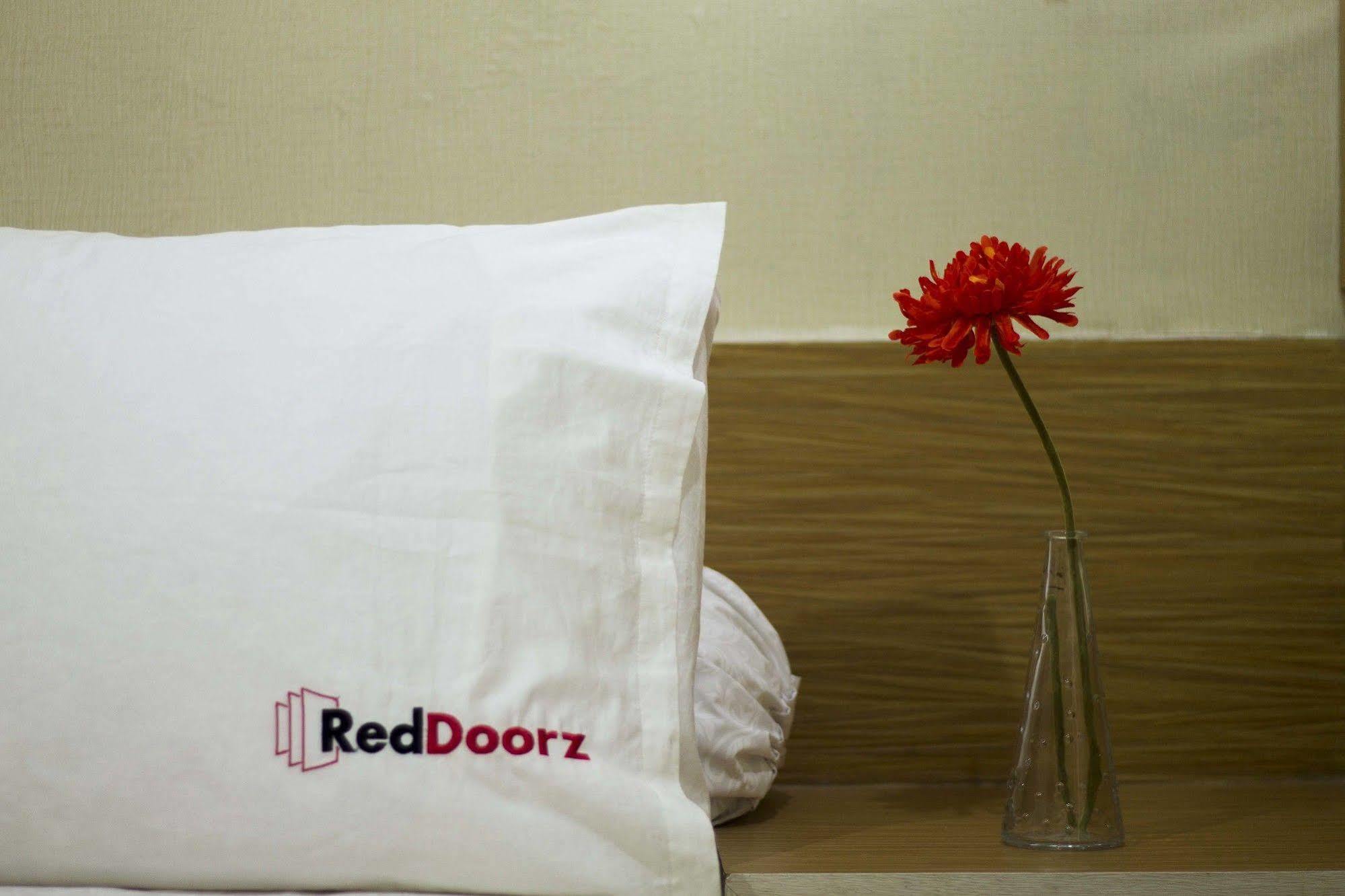 Reddoorz Apartment @ Green Pramuka Jakarta Eksteriør bilde